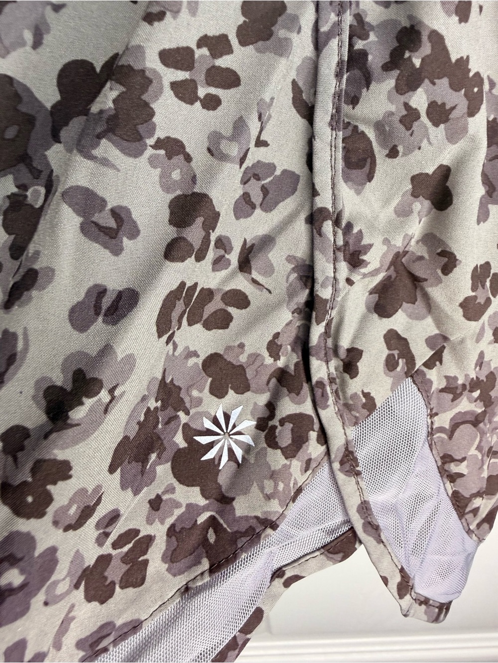 Athleta Women's Printed Mesh Racer Run Short 4” Gray Leopard Size Medium GUC - Picture 5 of 8